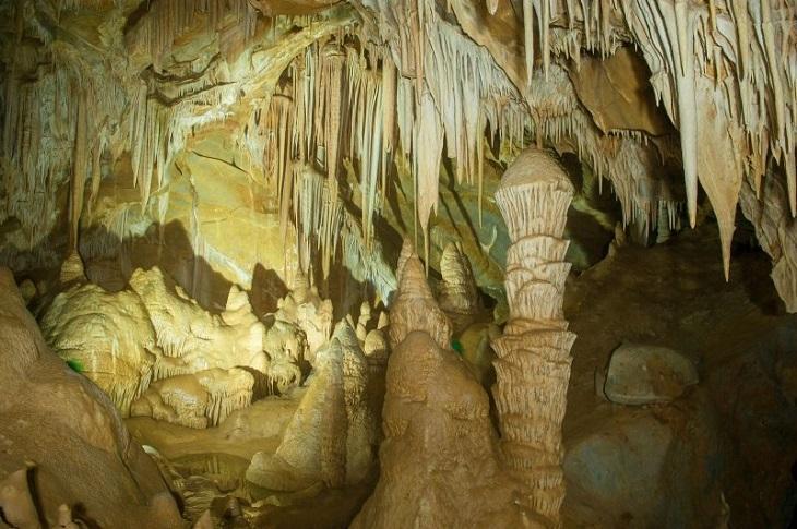 Passeie pelas cavernas de Botuverá